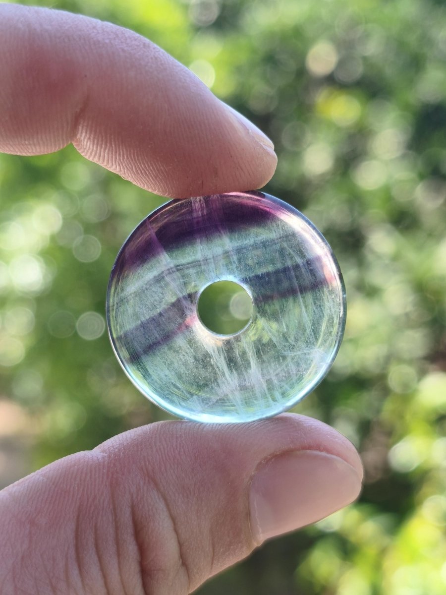 Regenbogen Fluorit 30mm Donut - Edelstein Kette Frau Mann Kind HIPPIE GOA Boho Ethno Natur Schutzsymbol Anhänger Heilstein Energie Geschenk - Art of Nature Berlin