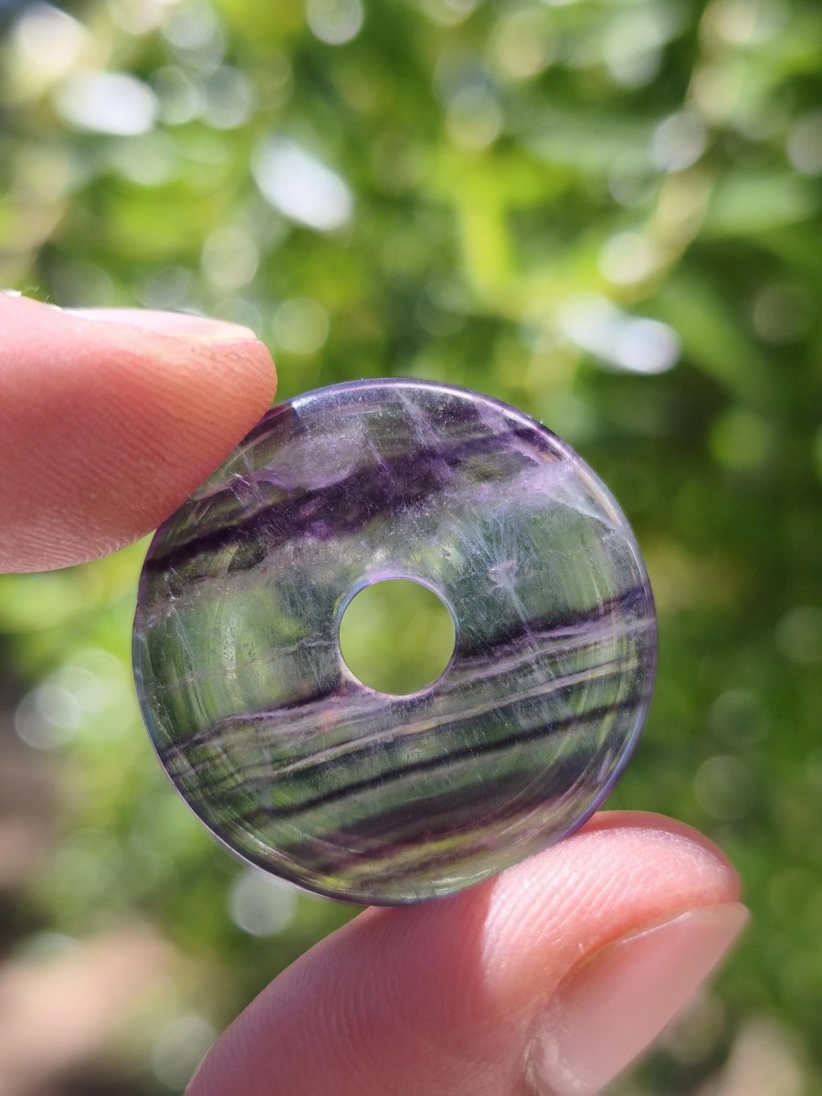 Regenbogen Fluorit 30mm Donut - Edelstein Kette Frau Mann Kind HIPPIE GOA Boho Ethno Natur Schutzsymbol Anhänger Heilstein Energie Geschenk - Art of Nature Berlin