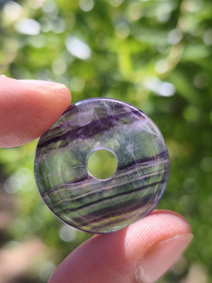 Regenbogen Fluorit 30mm Donut - Edelstein Kette Frau Mann Kind HIPPIE GOA Boho Ethno Natur Schutzsymbol Anhänger Heilstein Energie Geschenk - Art of Nature Berlin