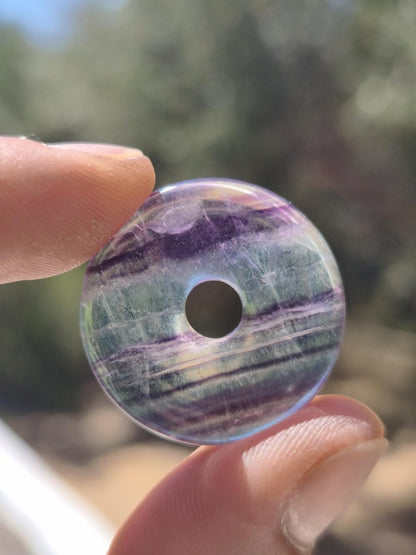 Regenbogen Fluorit 30mm Donut - Edelstein Kette Frau Mann Kind HIPPIE GOA Boho Ethno Natur Schutzsymbol Anhänger Heilstein Energie Geschenk - Art of Nature Berlin