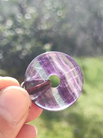 Regenbogen Fluorit 30mm Donut - Edelstein Kette Frau Mann Kind HIPPIE GOA Boho Ethno Natur Schutzsymbol Anhänger Heilstein Energie Geschenk - Art of Nature Berlin