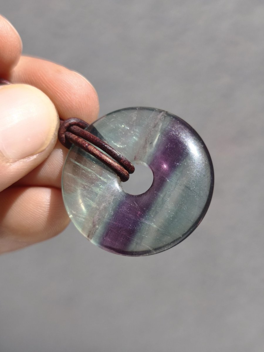 Regenbogen Fluorit 30mm Donut - Edelstein Kette Frau Mann Kind HIPPIE GOA Boho Ethno Natur Schutzsymbol Anhänger Heilstein Energie Geschenk - Art of Nature Berlin