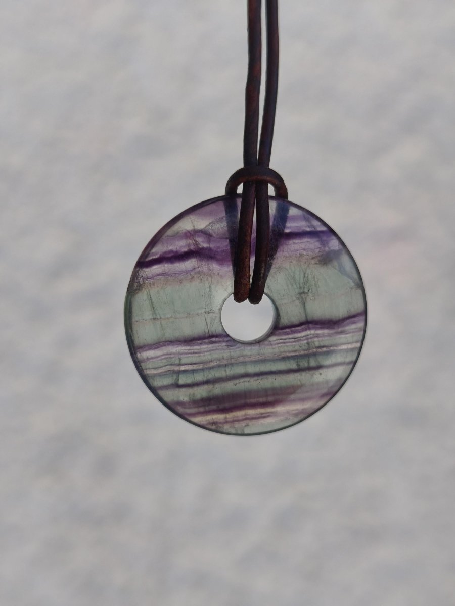 Regenbogen Fluorit 30mm Donut - Edelstein Kette Frau Mann Kind HIPPIE GOA Boho Ethno Natur Schutzsymbol Anhänger Heilstein Energie Geschenk - Art of Nature Berlin