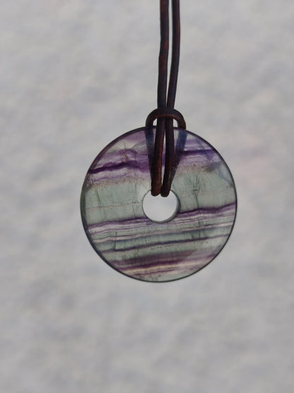 Regenbogen Fluorit 30mm Donut - Edelstein Kette Frau Mann Kind HIPPIE GOA Boho Ethno Natur Schutzsymbol Anhänger Heilstein Energie Geschenk - Art of Nature Berlin