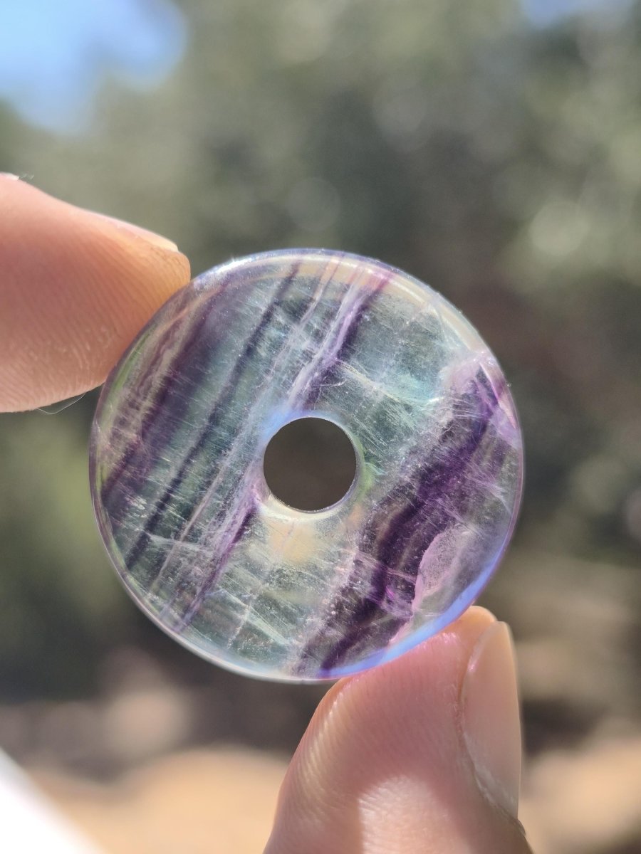 Regenbogen Fluorit 30mm Donut - Edelstein Kette Frau Mann Kind HIPPIE GOA Boho Ethno Natur Schutzsymbol Anhänger Heilstein Energie Geschenk - Art of Nature Berlin