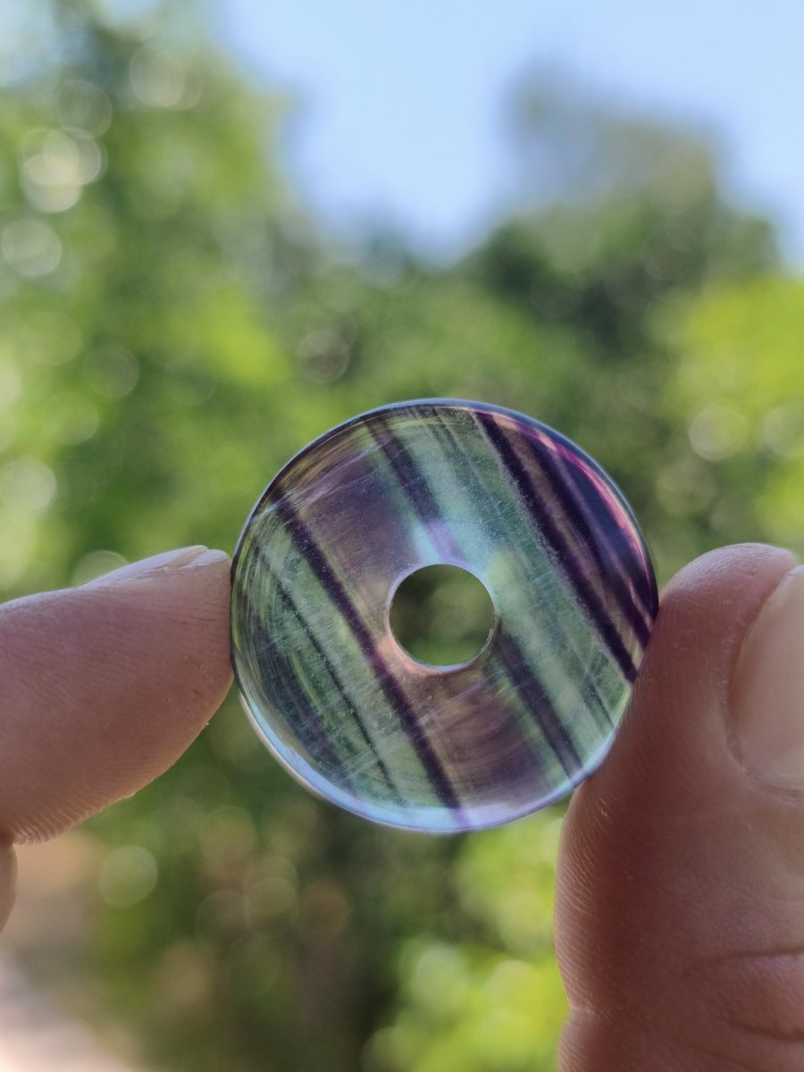 Regenbogen Fluorit 30mm Donut - Edelstein Kette Frau Mann Kind HIPPIE GOA Boho Ethno Natur Schutzsymbol Anhänger Heilstein Energie Geschenk - Art of Nature Berlin