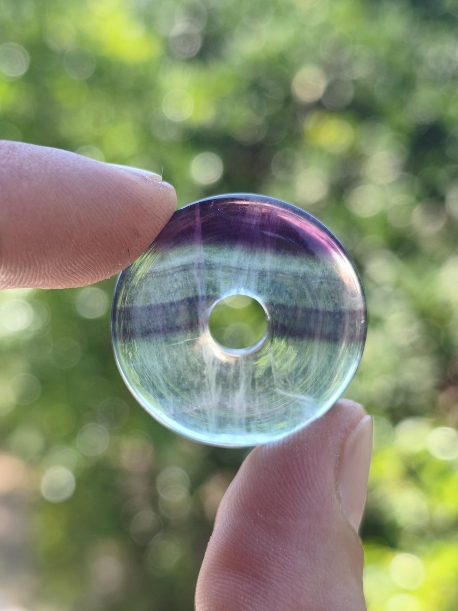 Regenbogen Fluorit 30mm Donut - Edelstein Kette Frau Mann Kind HIPPIE GOA Boho Ethno Natur Schutzsymbol Anhänger Heilstein Energie Geschenk - Art of Nature Berlin