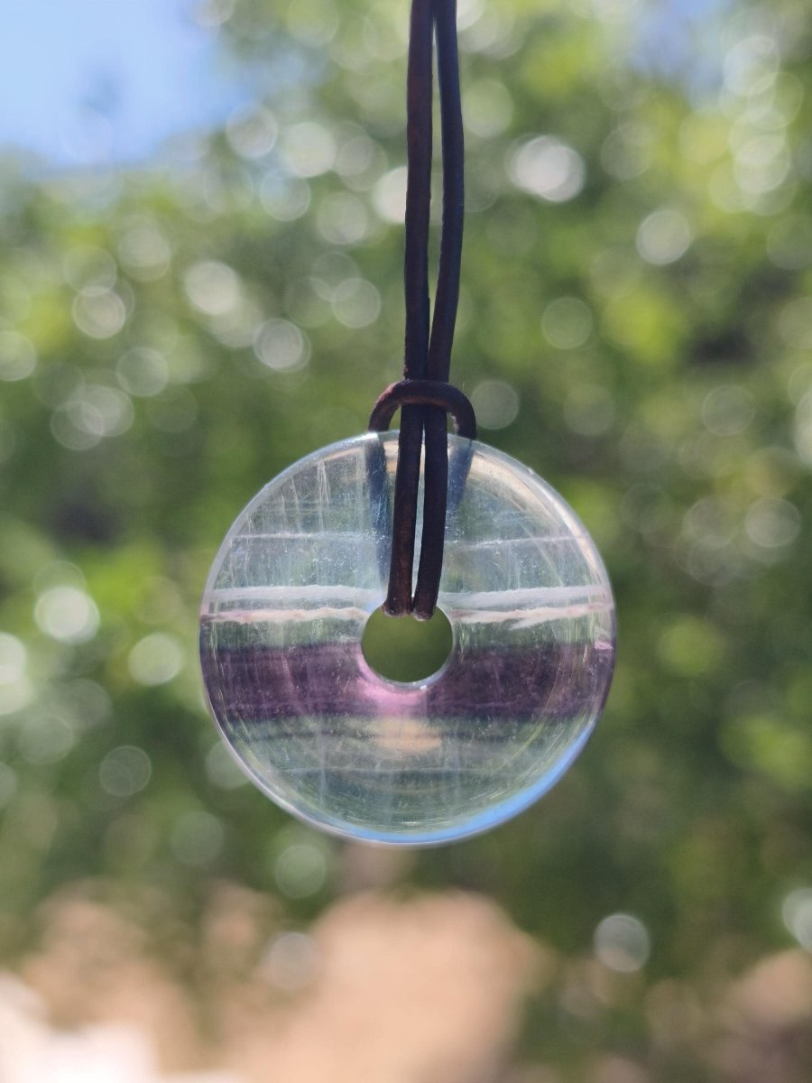 Regenbogen Fluorit 30mm Donut - Edelstein Kette Frau Mann Kind HIPPIE GOA Boho Ethno Natur Schutzsymbol Anhänger Heilstein Energie Geschenk - Art of Nature Berlin