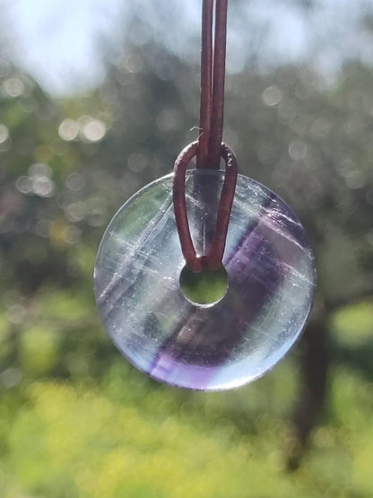 Regenbogen Fluorit 30mm Donut - Edelstein Kette Frau Mann Kind HIPPIE GOA Boho Ethno Natur Schutzsymbol Anhänger Heilstein Energie Geschenk - Art of Nature Berlin