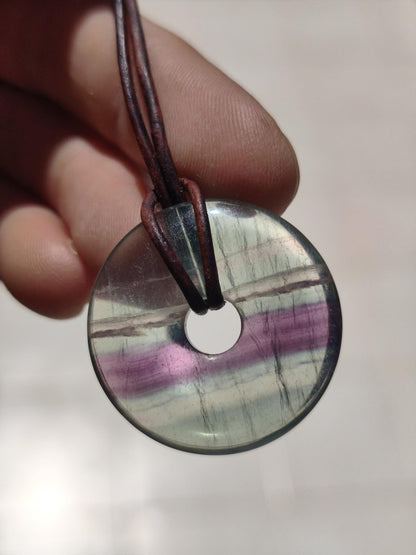 Regenbogen Fluorit 30mm Donut - Edelstein Kette Frau Mann Kind HIPPIE GOA Boho Ethno Natur Schutzsymbol Anhänger Heilstein Energie Geschenk - Art of Nature Berlin