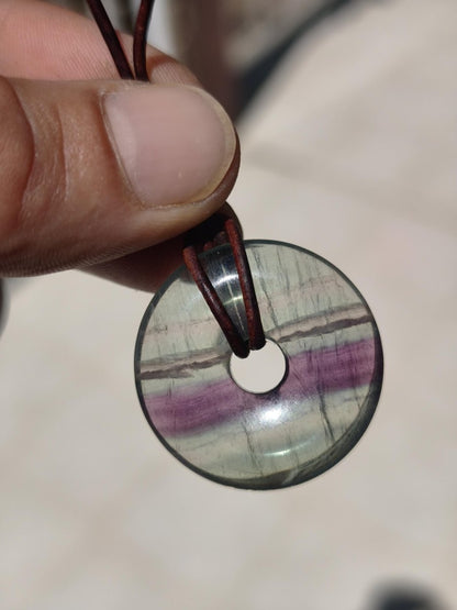 Regenbogen Fluorit 30mm Donut - Edelstein Kette Frau Mann Kind HIPPIE GOA Boho Ethno Natur Schutzsymbol Anhänger Heilstein Energie Geschenk - Art of Nature Berlin