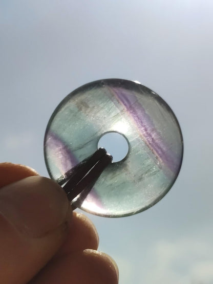 Regenbogen Fluorit 30mm Donut - Edelstein Kette Frau Mann Kind HIPPIE GOA Boho Ethno Natur Schutzsymbol Anhänger Heilstein Energie Geschenk - Art of Nature Berlin