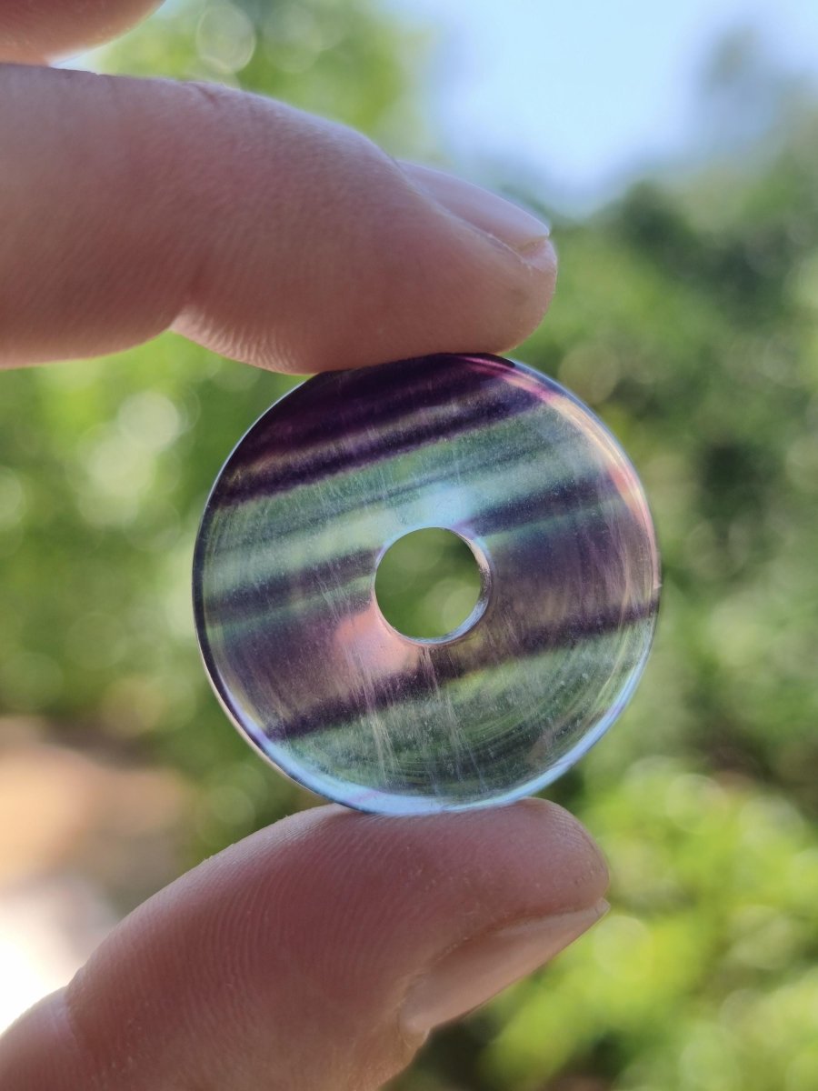 Regenbogen Fluorit 30mm Donut - Edelstein Kette Frau Mann Kind HIPPIE GOA Boho Ethno Natur Schutzsymbol Anhänger Heilstein Energie Geschenk - Art of Nature Berlin