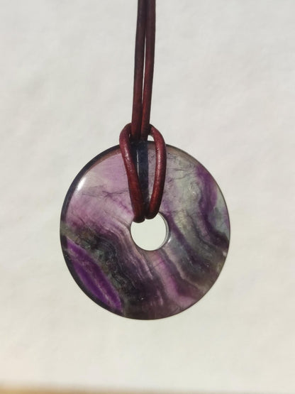 Regenbogen Fluorit 30mm Donut - Edelstein Kette Frau Mann Kind HIPPIE GOA Boho Ethno Natur Schutzsymbol Anhänger Heilstein Energie Geschenk - Art of Nature Berlin