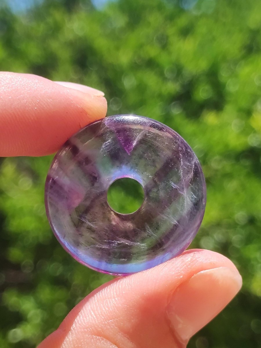 Regenbogen Fluorit 30mm Donut - Edelstein Kette Frau Mann Kind HIPPIE GOA Boho Ethno Natur Schutzsymbol Anhänger Heilstein Energie Geschenk - Art of Nature Berlin