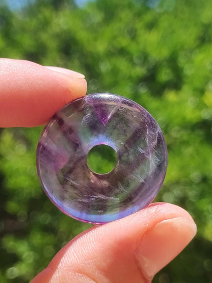 Regenbogen Fluorit 30mm Donut - Edelstein Kette Frau Mann Kind HIPPIE GOA Boho Ethno Natur Schutzsymbol Anhänger Heilstein Energie Geschenk - Art of Nature Berlin
