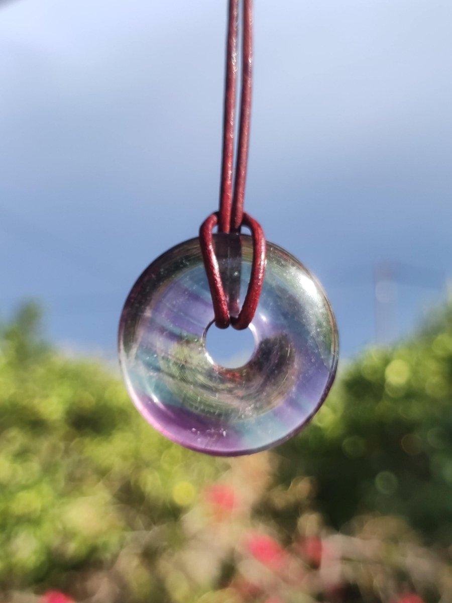 Regenbogen Fluorit 30mm Donut - Edelstein Kette Frau Mann Kind HIPPIE GOA Boho Ethno Natur Schutzsymbol Anhänger Heilstein Energie Geschenk - Art of Nature Berlin