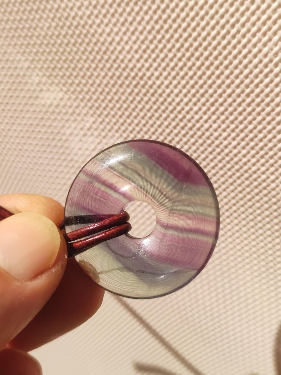 Regenbogen Fluorit 30mm Donut - Edelstein Kette Frau Mann Kind HIPPIE GOA Boho Ethno Natur Schutzsymbol Anhänger Heilstein Energie Geschenk - Art of Nature Berlin