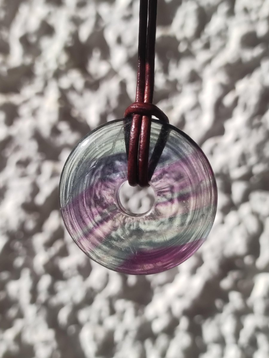 Regenbogen Fluorit 30mm Donut - Edelstein Kette Frau Mann Kind HIPPIE GOA Boho Ethno Natur Schutzsymbol Anhänger Heilstein Energie Geschenk - Art of Nature Berlin