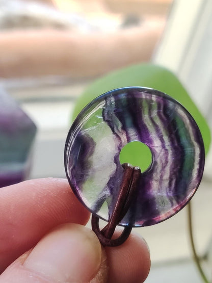 Regenbogen Fluorit 30mm Donut - Edelstein Kette Frau Mann Kind HIPPIE GOA Boho Ethno Natur Schutzsymbol Anhänger Heilstein Energie Geschenk - Art of Nature Berlin