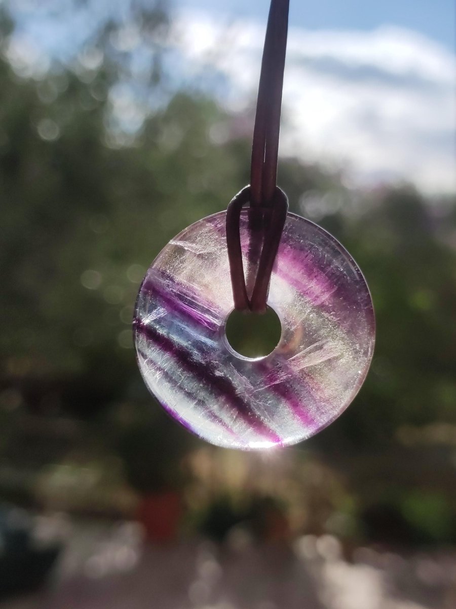 Regenbogen Fluorit 30mm Donut - Edelstein Kette Frau Mann Kind HIPPIE GOA Boho Ethno Natur Schutzsymbol Anhänger Heilstein Energie Geschenk - Art of Nature Berlin