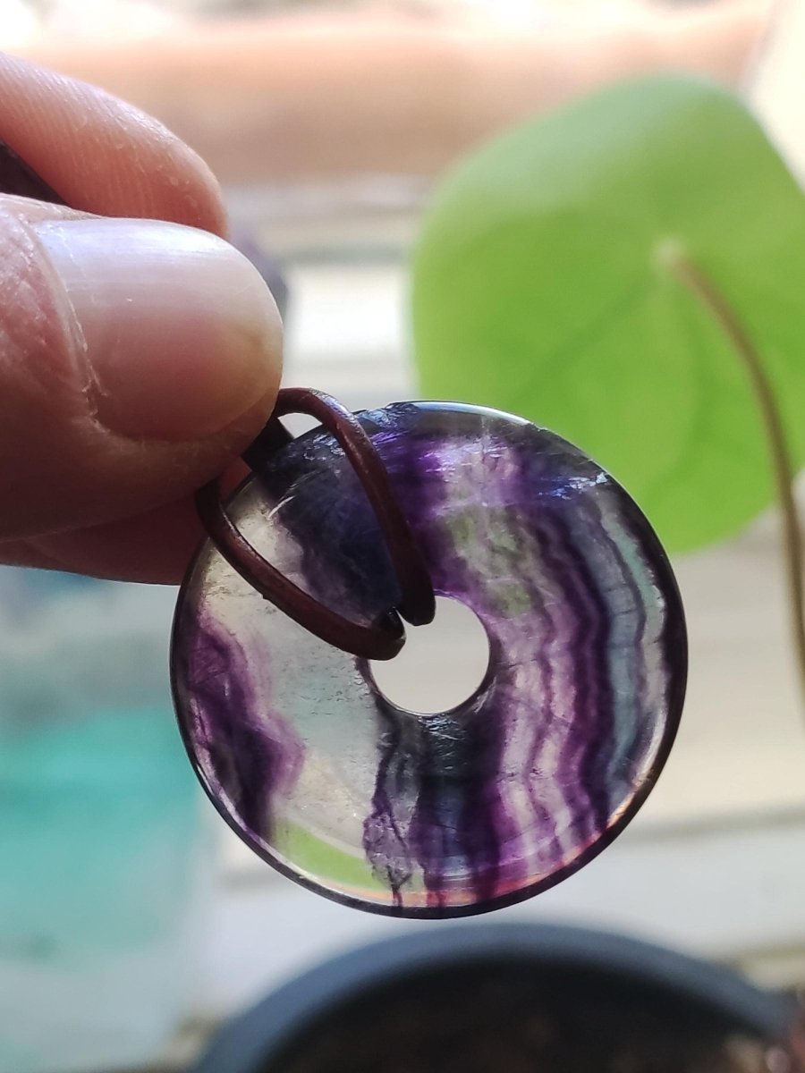 Regenbogen Fluorit 30mm Donut - Edelstein Kette Frau Mann Kind HIPPIE GOA Boho Ethno Natur Schutzsymbol Anhänger Heilstein Energie Geschenk - Art of Nature Berlin