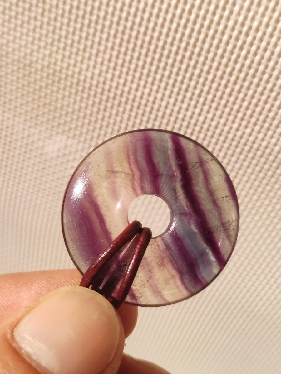 Regenbogen Fluorit 30mm Donut - Edelstein Kette Frau Mann Kind HIPPIE GOA Boho Ethno Natur Schutzsymbol Anhänger Heilstein Energie Geschenk - Art of Nature Berlin