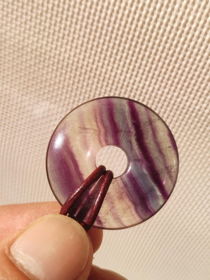 Regenbogen Fluorit 30mm Donut - Edelstein Kette Frau Mann Kind HIPPIE GOA Boho Ethno Natur Schutzsymbol Anhänger Heilstein Energie Geschenk - Art of Nature Berlin