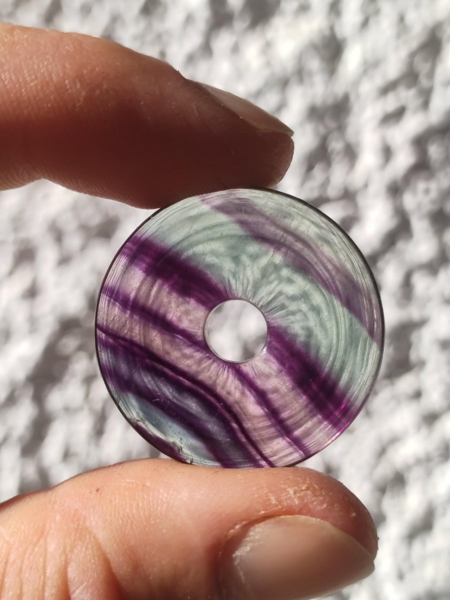 Regenbogen Fluorit 30mm Donut - Edelstein Kette Frau Mann Kind HIPPIE GOA Boho Ethno Natur Schutzsymbol Anhänger Heilstein Energie Geschenk - Art of Nature Berlin