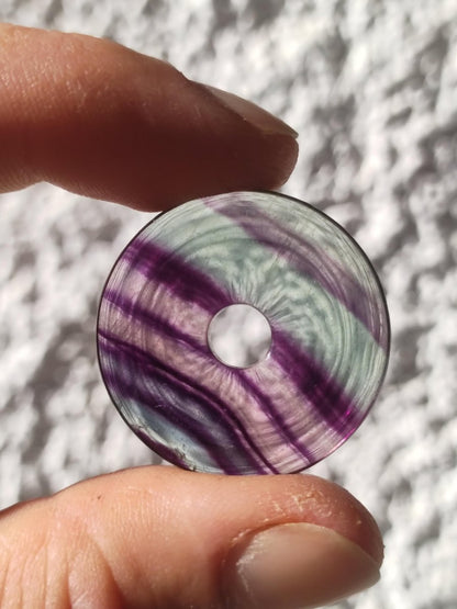 Regenbogen Fluorit 30mm Donut - Edelstein Kette Frau Mann Kind HIPPIE GOA Boho Ethno Natur Schutzsymbol Anhänger Heilstein Energie Geschenk - Art of Nature Berlin