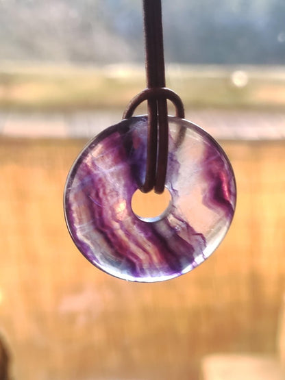 Regenbogen Fluorit 30mm Donut - Edelstein Kette Frau Mann Kind HIPPIE GOA Boho Ethno Natur Schutzsymbol Anhänger Heilstein Energie Geschenk - Art of Nature Berlin