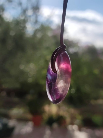 Regenbogen Fluorit 30mm Donut - Edelstein Kette Frau Mann Kind HIPPIE GOA Boho Ethno Natur Schutzsymbol Anhänger Heilstein Energie Geschenk - Art of Nature Berlin