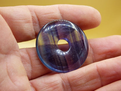 Regenbogen Fluorit 30mm Donut ~ Edelstein Kette Frau Mann Kind HIPPIE GOA Boho Ethno Natur Schutzsymbol Anhänger Heilstein Energie Geschenk - Art of Nature Berlin