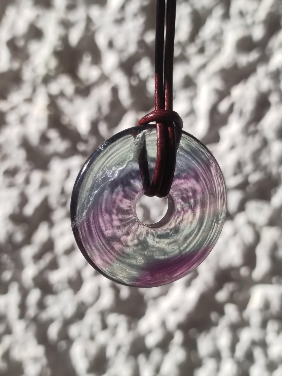 Regenbogen Fluorit 30mm Donut - Edelstein Kette Frau Mann Kind HIPPIE GOA Boho Ethno Natur Schutzsymbol Anhänger Heilstein Energie Geschenk - Art of Nature Berlin