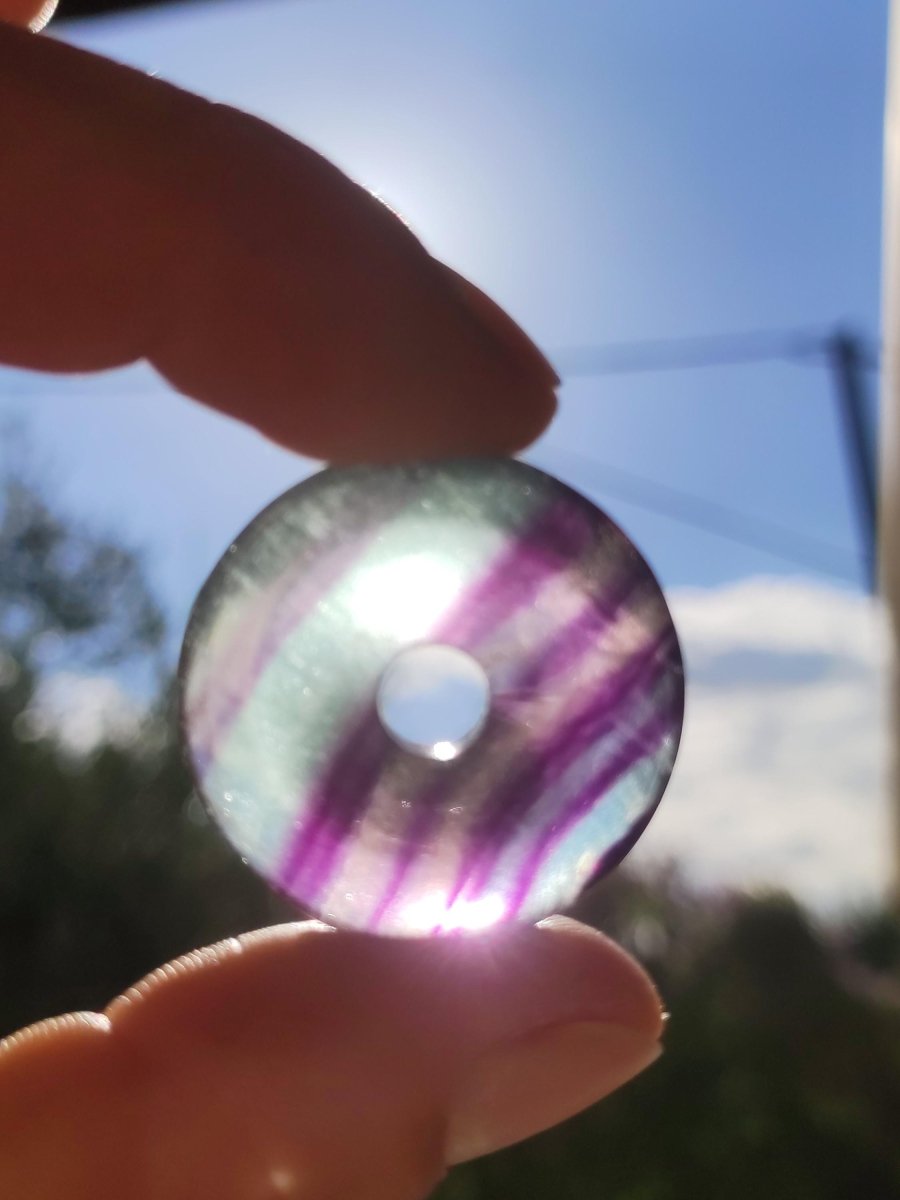 Regenbogen Fluorit 30mm Donut - Edelstein Kette Frau Mann Kind HIPPIE GOA Boho Ethno Natur Schutzsymbol Anhänger Heilstein Energie Geschenk - Art of Nature Berlin