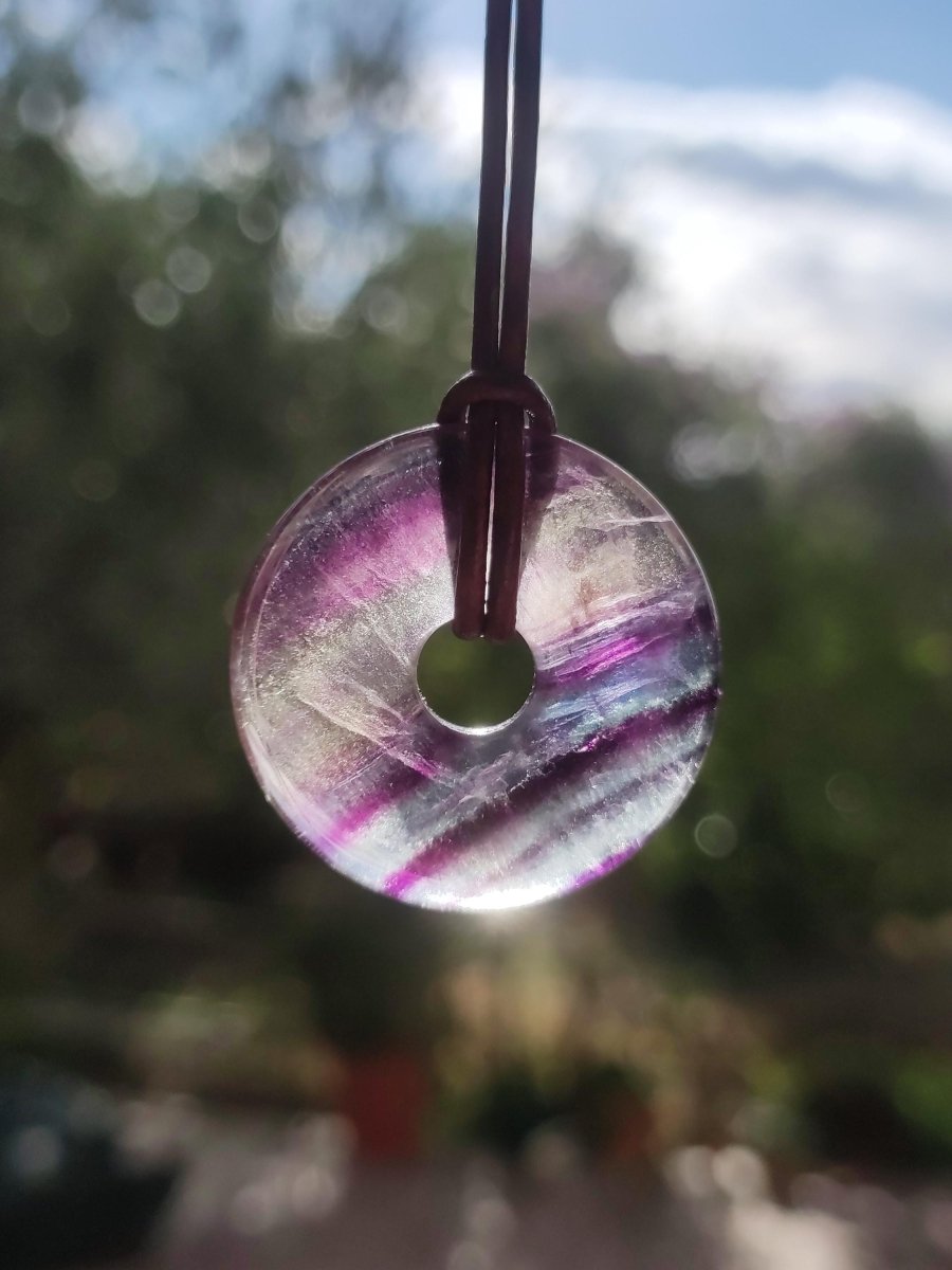 Regenbogen Fluorit 30mm Donut - Edelstein Kette Frau Mann Kind HIPPIE GOA Boho Ethno Natur Schutzsymbol Anhänger Heilstein Energie Geschenk - Art of Nature Berlin