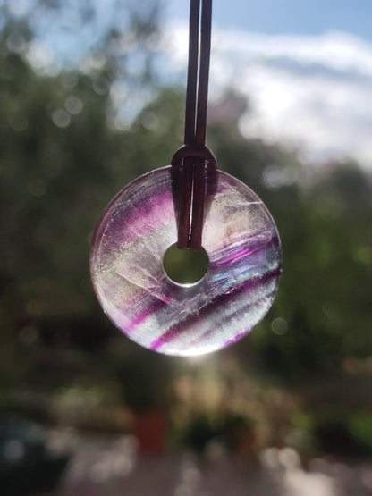 Regenbogen Fluorit 30mm Donut - Edelstein Kette Frau Mann Kind HIPPIE GOA Boho Ethno Natur Schutzsymbol Anhänger Heilstein Energie Geschenk - Art of Nature Berlin