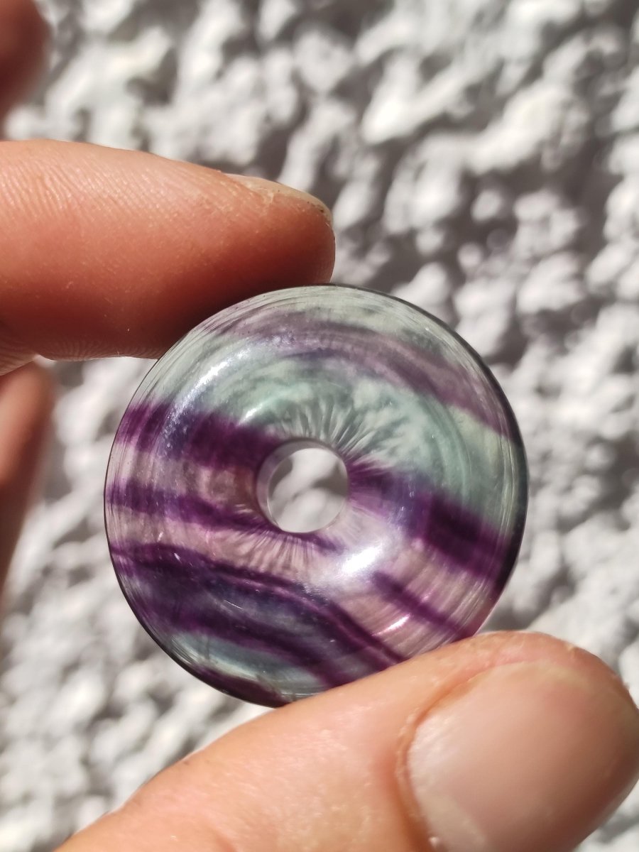 Regenbogen Fluorit 30mm Donut - Edelstein Kette Frau Mann Kind HIPPIE GOA Boho Ethno Natur Schutzsymbol Anhänger Heilstein Energie Geschenk - Art of Nature Berlin