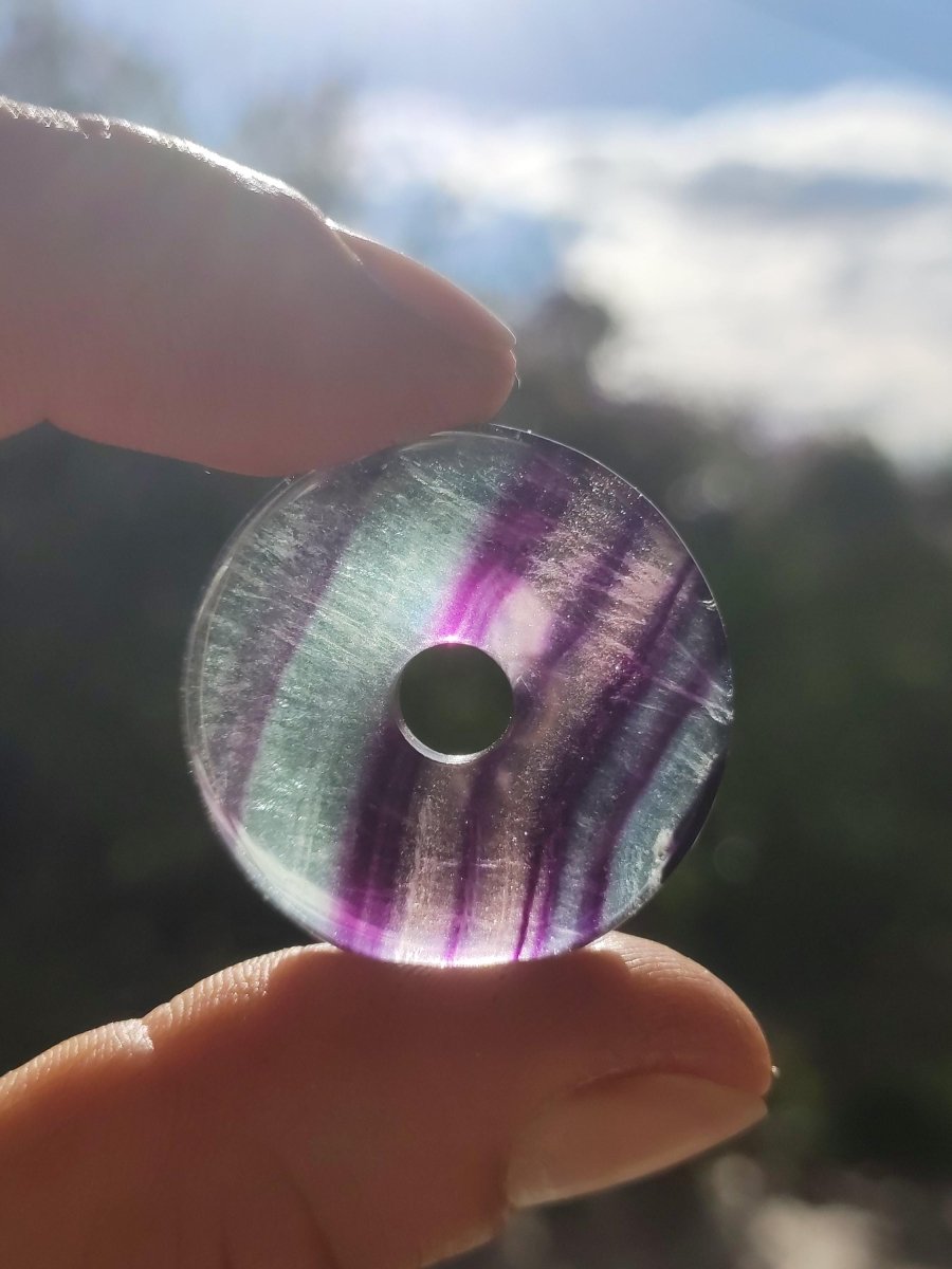 Regenbogen Fluorit 30mm Donut - Edelstein Kette Frau Mann Kind HIPPIE GOA Boho Ethno Natur Schutzsymbol Anhänger Heilstein Energie Geschenk - Art of Nature Berlin