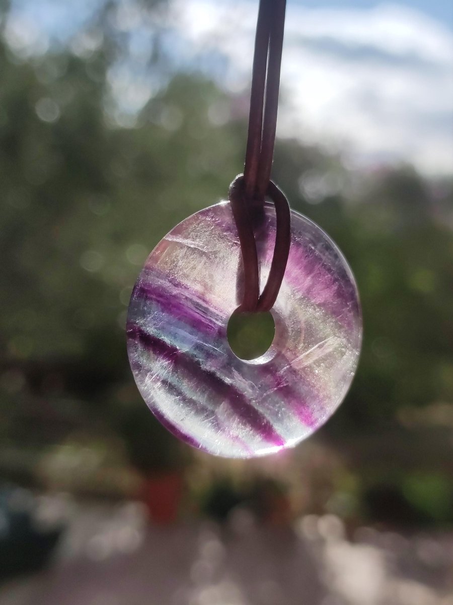 Regenbogen Fluorit 30mm Donut - Edelstein Kette Frau Mann Kind HIPPIE GOA Boho Ethno Natur Schutzsymbol Anhänger Heilstein Energie Geschenk - Art of Nature Berlin