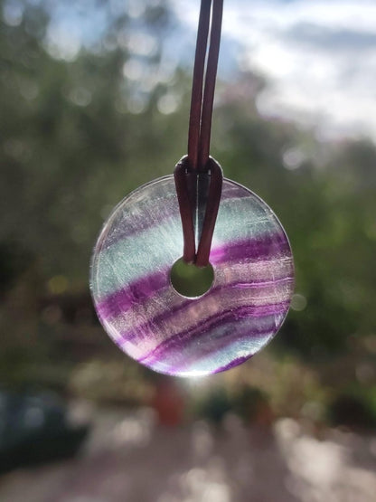 Regenbogen Fluorit 30mm Donut - Edelstein Kette Frau Mann Kind HIPPIE GOA Boho Ethno Natur Schutzsymbol Anhänger Heilstein Energie Geschenk - Art of Nature Berlin