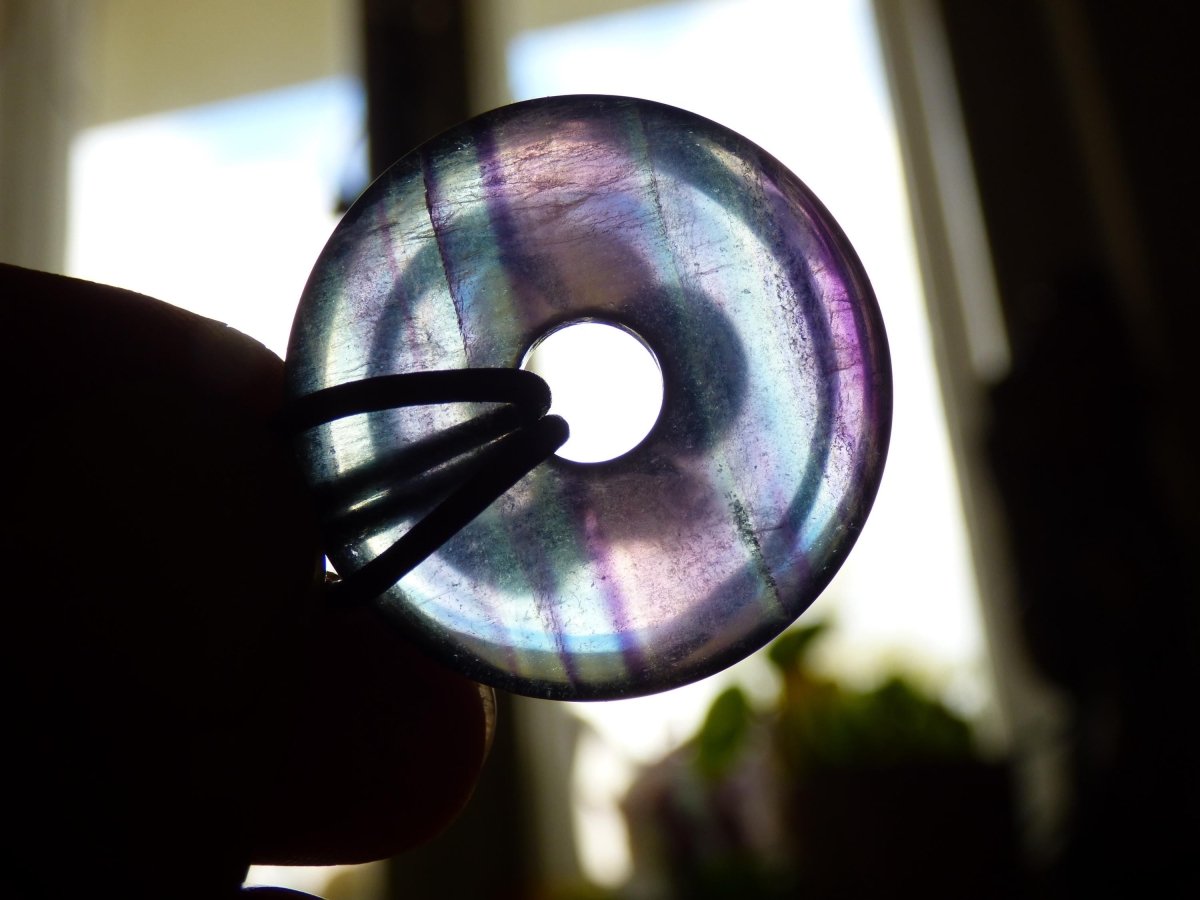 Regenbogen Fluorit 30mm Donut ~ Edelstein Kette Frau Mann Kind HIPPIE GOA Boho Ethno Natur Schutzsymbol Anhänger Heilstein Energie Geschenk - Art of Nature Berlin