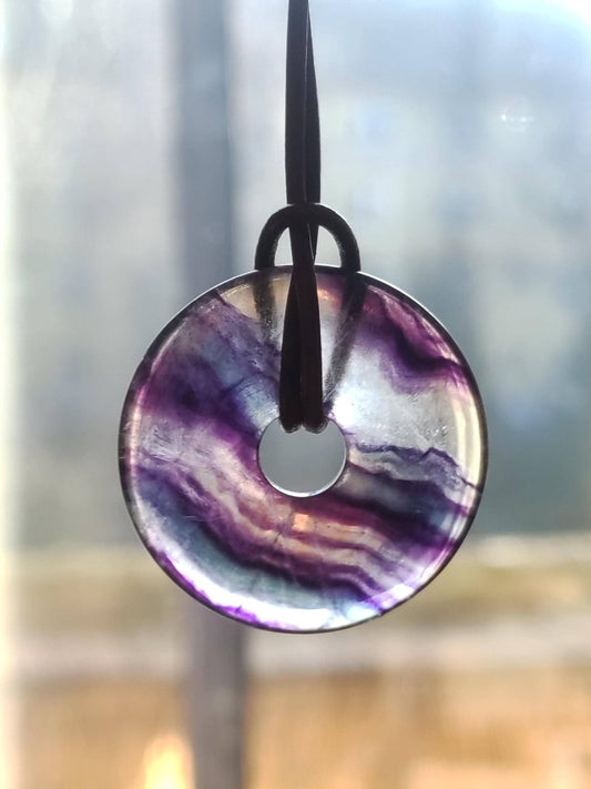 Regenbogen Fluorit 30mm Donut - Edelstein Kette Frau Mann Kind HIPPIE GOA Boho Ethno Natur Schutzsymbol Anhänger Heilstein Energie Geschenk - Art of Nature Berlin