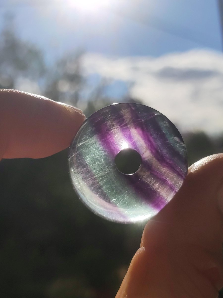 Regenbogen Fluorit 30mm Donut - Edelstein Kette Frau Mann Kind HIPPIE GOA Boho Ethno Natur Schutzsymbol Anhänger Heilstein Energie Geschenk - Art of Nature Berlin