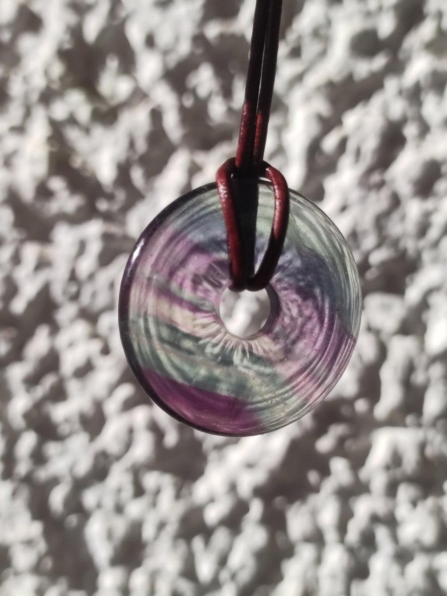 Regenbogen Fluorit 30mm Donut - Edelstein Kette Frau Mann Kind HIPPIE GOA Boho Ethno Natur Schutzsymbol Anhänger Heilstein Energie Geschenk - Art of Nature Berlin