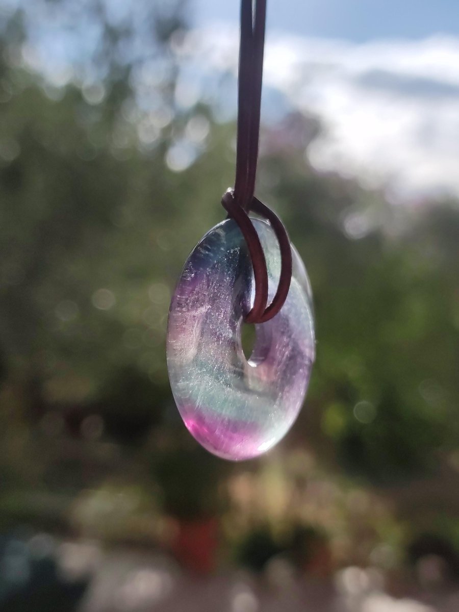 Regenbogen Fluorit 30mm Donut - Edelstein Kette Frau Mann Kind HIPPIE GOA Boho Ethno Natur Schutzsymbol Anhänger Heilstein Energie Geschenk - Art of Nature Berlin