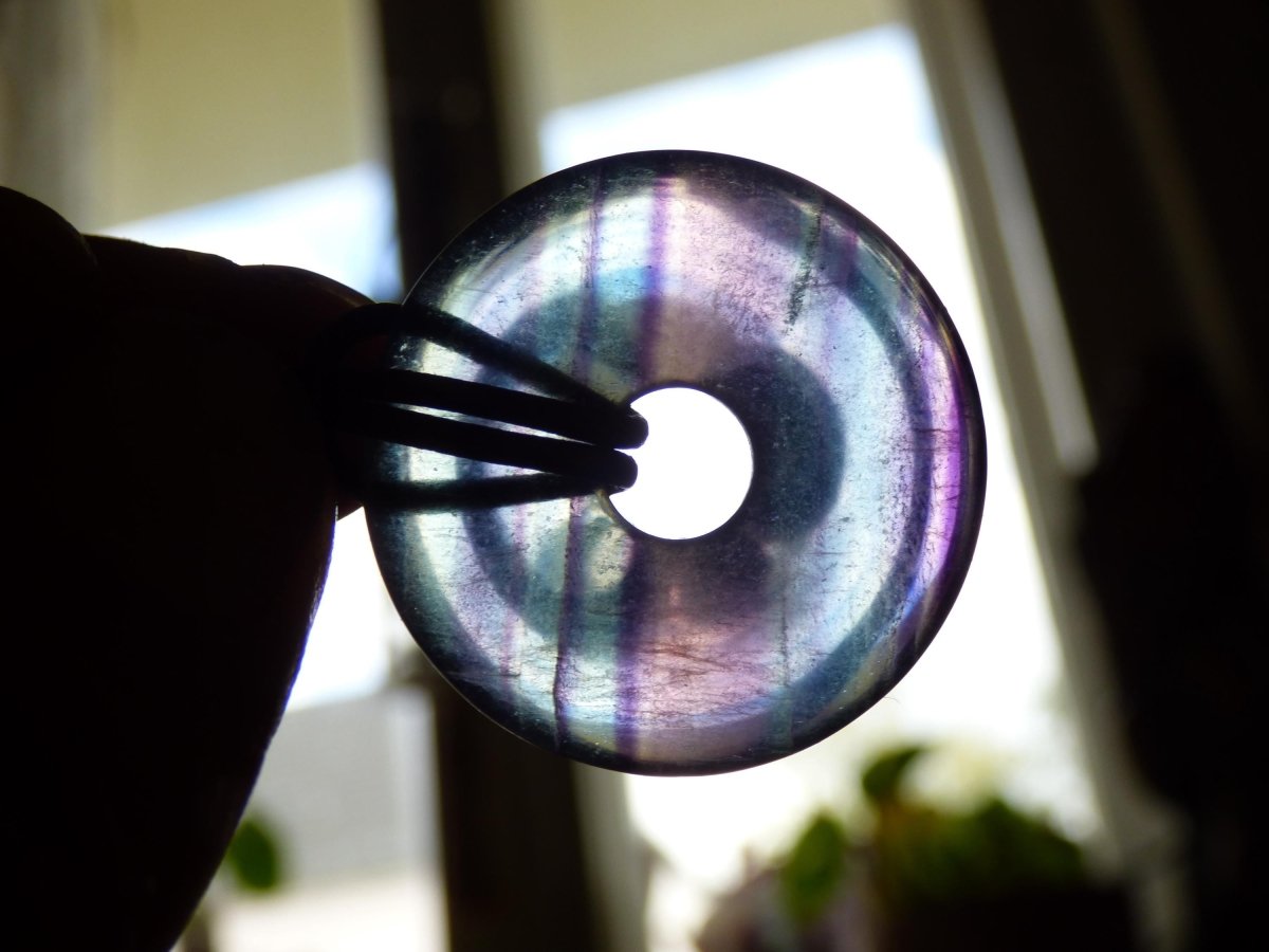 Regenbogen Fluorit 30mm Donut ~ Edelstein Kette Frau Mann Kind HIPPIE GOA Boho Ethno Natur Schutzsymbol Anhänger Heilstein Energie Geschenk - Art of Nature Berlin