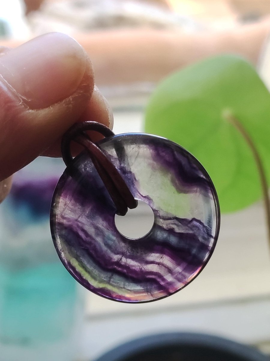 Regenbogen Fluorit 30mm Donut - Edelstein Kette Frau Mann Kind HIPPIE GOA Boho Ethno Natur Schutzsymbol Anhänger Heilstein Energie Geschenk - Art of Nature Berlin