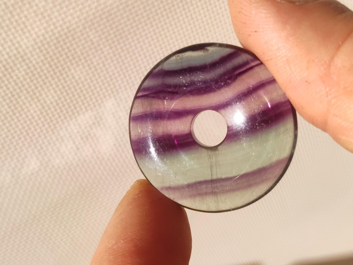 Regenbogen Fluorit 30mm Donut - Edelstein Kette Frau Mann Kind HIPPIE GOA Boho Ethno Natur Schutzsymbol Anhänger Heilstein Energie Geschenk - Art of Nature Berlin