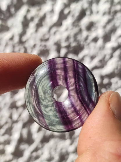 Regenbogen Fluorit 30mm Donut - Edelstein Kette Frau Mann Kind HIPPIE GOA Boho Ethno Natur Schutzsymbol Anhänger Heilstein Energie Geschenk - Art of Nature Berlin